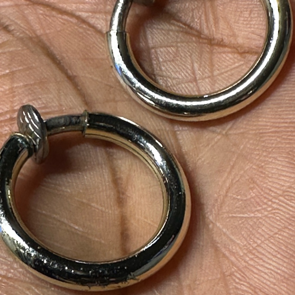 Vintage two tone metal Hoop Earrings - Picture 3 of 9